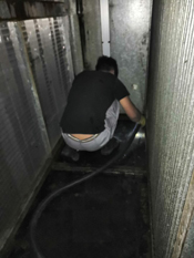 新風(fēng)機(jī)組清洗施工中圖片